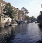 859547 Gezicht op de Rijnkade te Utrecht met links het Verkeershuis (Informatiebureau van de Vereniging voor ...